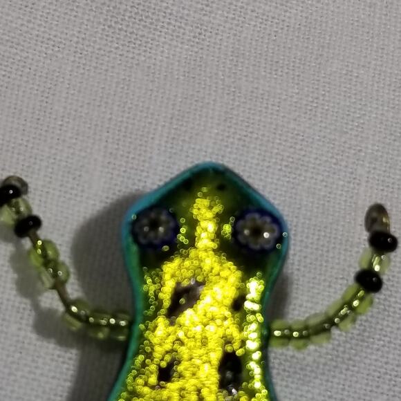 Glass frog pin about two inches - Picture 3 of 6